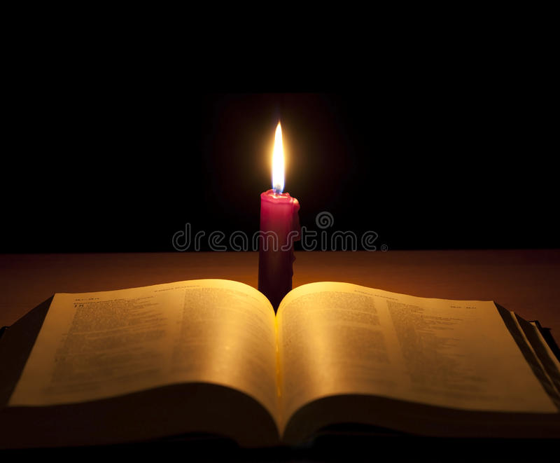 bougie-et-bible-sainte-21171475 voyance medium Orleans